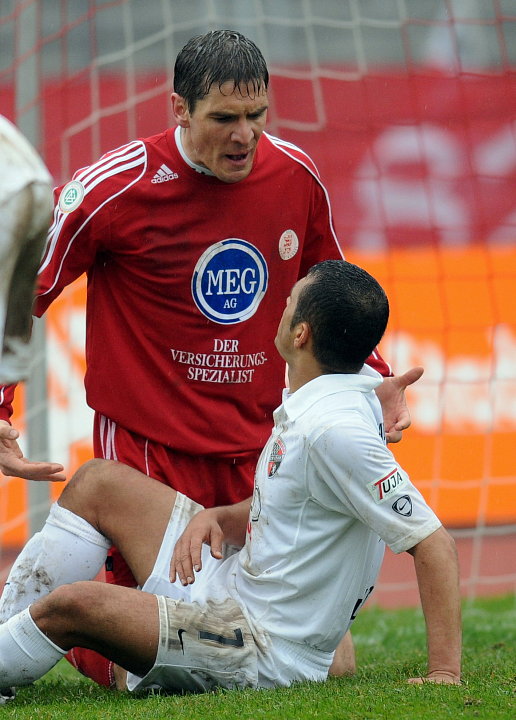 Männergespräche: Thorsten Schönewolf (KSV Hessen Kassel) und Ersin Demir (FC Ingolstadt)