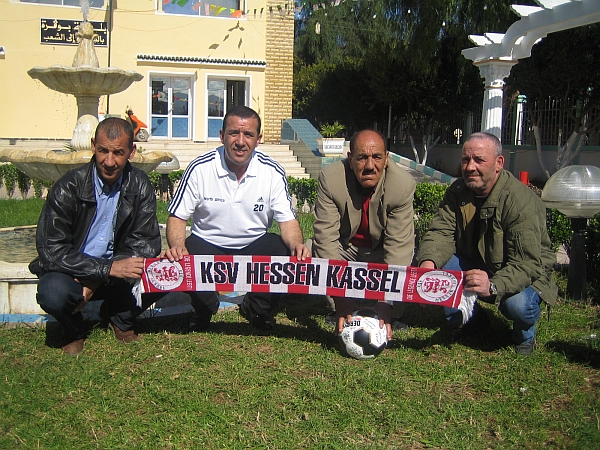 Hocine (mit Lieblings-Nr. 20; KSV-mitglied; Löwen-Jgd.-Trainer, mitte d. 90er Jahre) mit 3 ehem. Oberliga-Spielern (Saison 1973-1976) seiner Heimatstadt BOUGARA ( 30 Km v. ALGIER) während seines Urlaubs im März 2008. v.l.n.r.: R. MAHDI (1954) - Hocine FRA