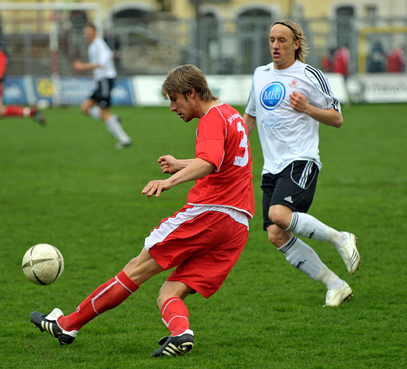 Torschütze Daniel Beyer (KSV Hessen Kassel) (R) gegen David Romminger 