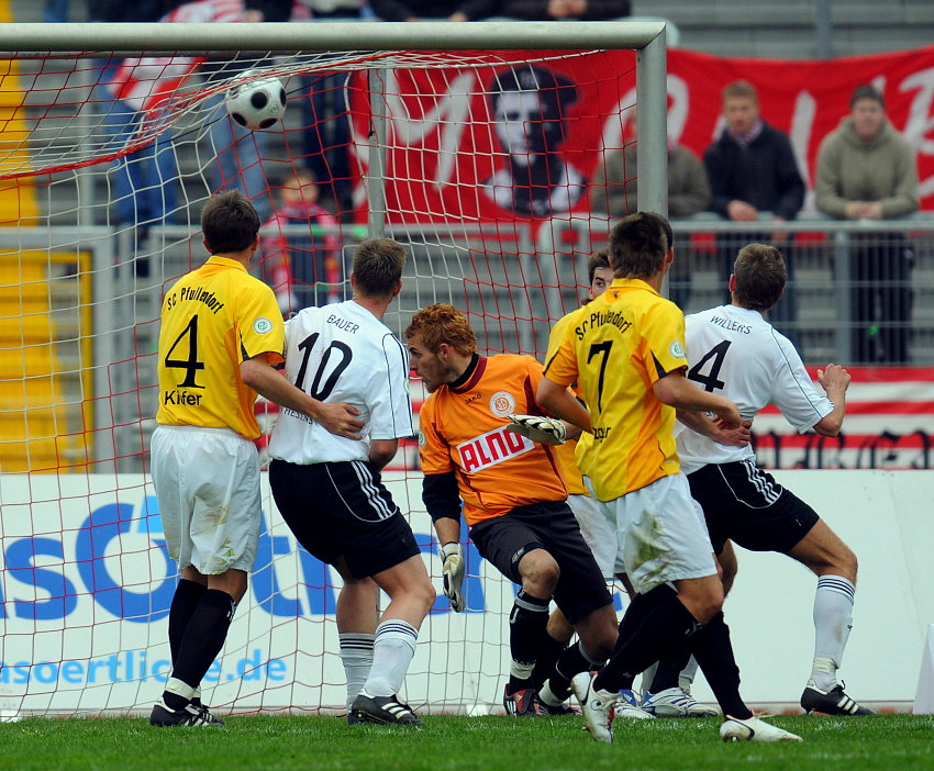 der Treffer zum 3:0: Matthias Kiefer (SC Pfullendorf),Thorsten Bauer (KSV Hessen Kassel), Manuel Wolff (Torwart SC Pfullendorf),Timo Trefzger (SC Pfullendorf), Torschütze Tobias Willers (KSV Hessen Kassel) (L-R) 