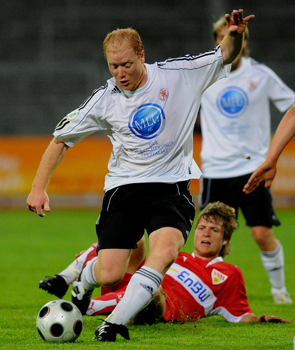 Sebastian Busch (KSV Hessen Kassel) im Zweikampf gegen Andreas Hindelang (VFB Stuttgart II) (am Boden)