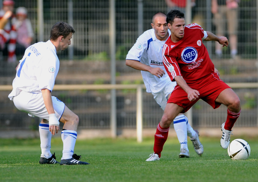 Kampf um den Bal von Denis Berger (KSV Hessen Kassel) (R)
