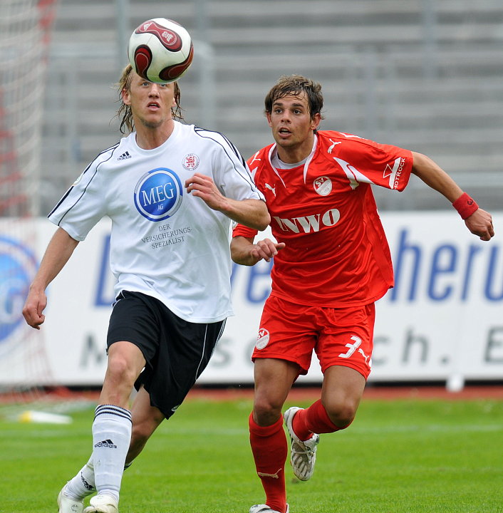Tim Bauer (SV Sandhausen) (L) gegen Daniel Beyer (KSV Hessen Kassel)
