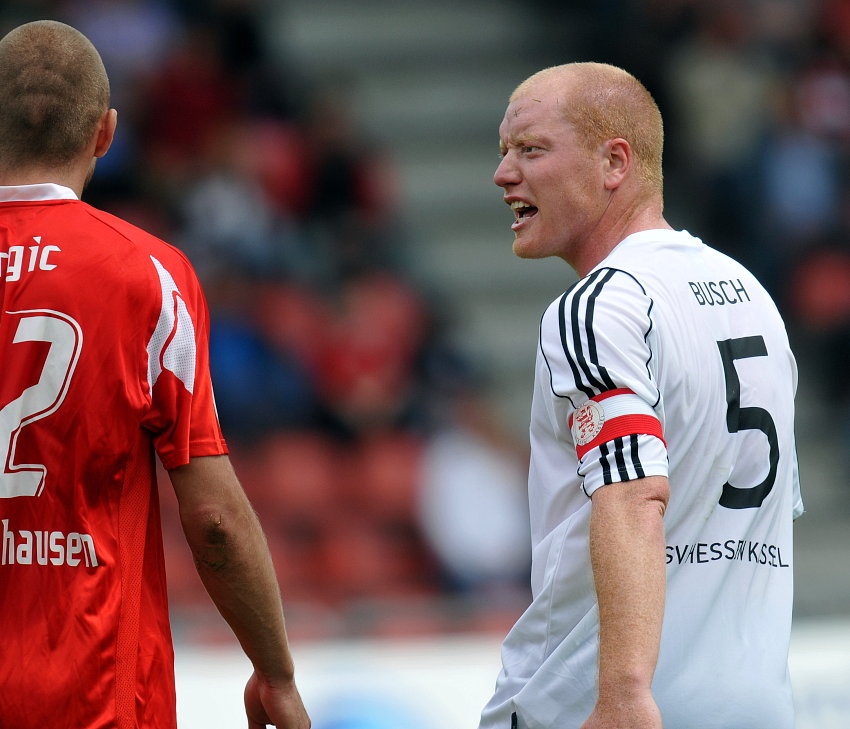 Sebastian Busch (KSV Hessen Kassel) (R) war heute als Kapitän auf dem Platz