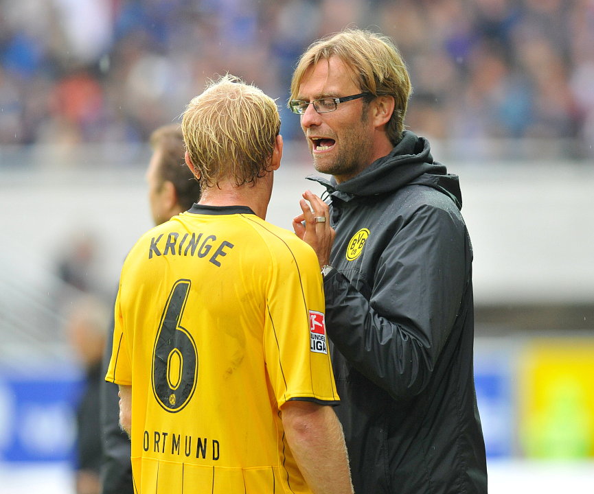 Jürgen Klopp (Chef-Trainer Borussia Dortmund) unterhält sich mit Florian Kringe (Borussia Dortmund) nach dem Spiel
