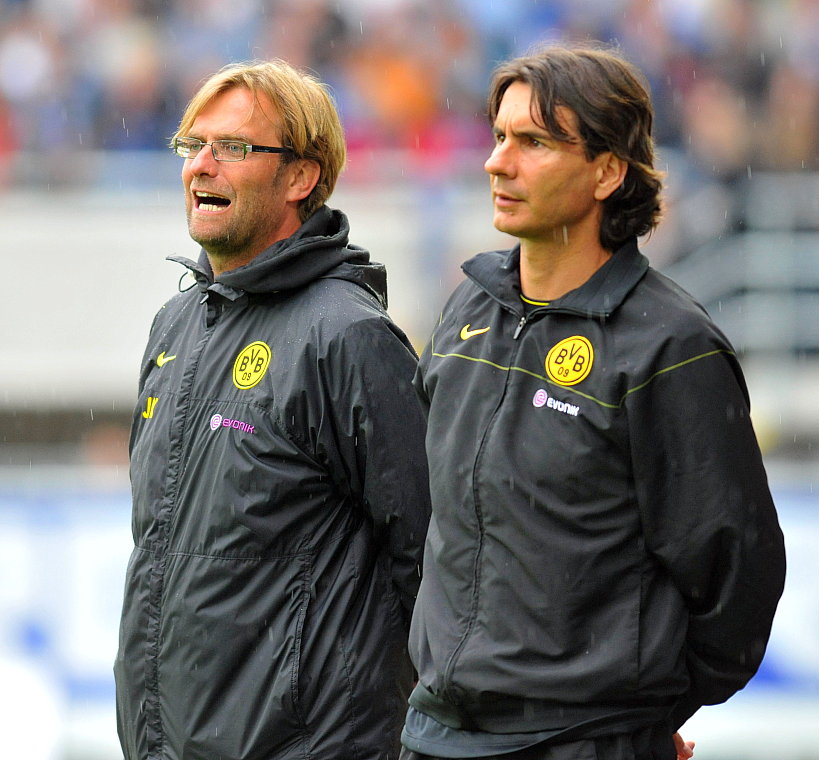 Jürgen Klopp (Trainer Borussia Dortmund) (L) mit Zeljko Buvac (Co- Trainer) am Spielfeldrand