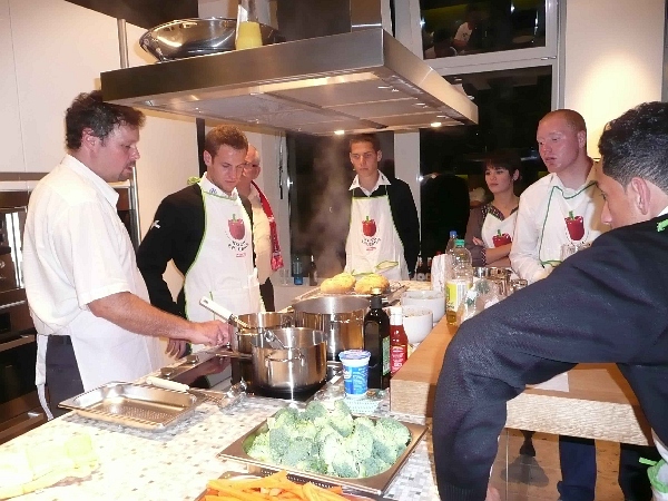 Niels Schlegel (Miele- Schulungsreferent), Sascha Streubert, Helmuth Brehm (Schreinermeister, SieMatic am Friedrichsplatz), Daniel Moeller, Freundin von Sascha Streubert, Sebastian Busch und Harez Habib Niels Schlegel (Miele- Schulungsreferent), Sascha Streubert, Helmuth Brehm (Schreinermeister, SieMatic am Friedrichsplatz), Daniel Moeller, Freundin von Sascha Streubert, Sebastian Busch und Harez Habib