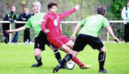 Glücklos: Auch Lukas Lenz (Mitte), hier im Zweikampf mit den Stadtallendorfern Sascha Blöss (links) und Julian Kasseckert, brachte den Ball für die KSV-Reserve nicht im Tor unter. Die Hessenliga-Partie endete 0:0. 