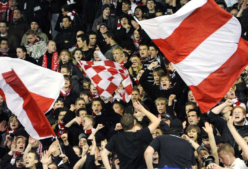 KSV Hessen - SC Pfullendorf: Hatten Grund zur Freude: Löwenfans freuen sich ĂŒber ersten Flutlichtsieg im Auestadion KSV Hessen - SC Pfullendorf: Hatten Grund zur Freude: Löwenfans freuen sich ĂŒber ersten Flutlichtsieg im Auestadion