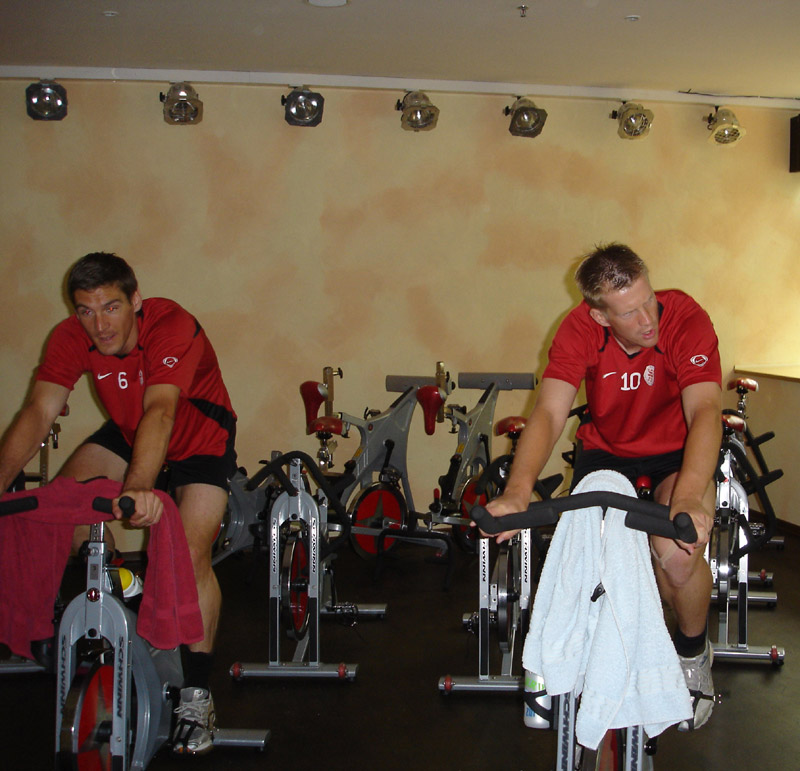 Thorsten Schönewolf & Thorsten Bauer beim Spinning-Training im Wellness Resort Thorsten Schönewolf & Thorsten Bauer beim Spinning-Training im Wellness Resort