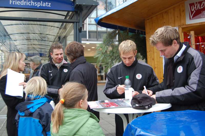 KSV-Autogrammstunde auf Kasseler Weihnachtsmarkt mit Dennis Tornieporth & Enrico Gaede