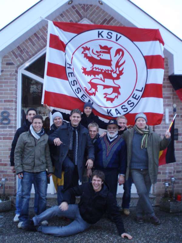 Gut gelaunt bei KSV-Gönner Klaus Göttig vor seinem Willinger Ferienhaus wÀhrend dem Weltcup-Skispringen 2009 Gut gelaunt bei KSV-Gönner Klaus Göttig vor seinem Willinger Ferienhaus wÀhrend dem Weltcup-Skispringen 2009