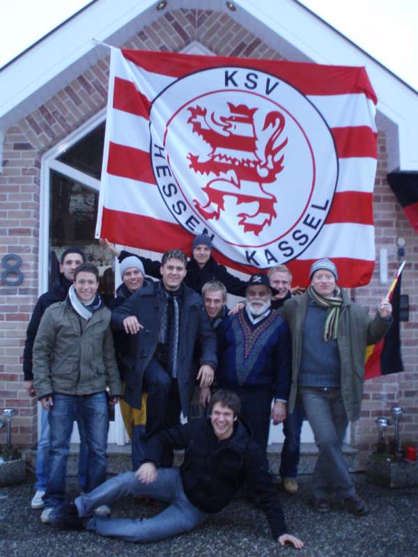 Gut gelaunt bei KSV-Gönner Klaus Göttig vor seinem Willinger Ferienhaus während dem Weltcup-Skispringen 2009