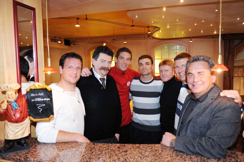 Nach dem Testspiel im Hotel zur Post in Lohfelden, FSCer und KSVer vereint Nach dem Testspiel im Hotel zur Post in Lohfelden, FSCer und KSVer vereint