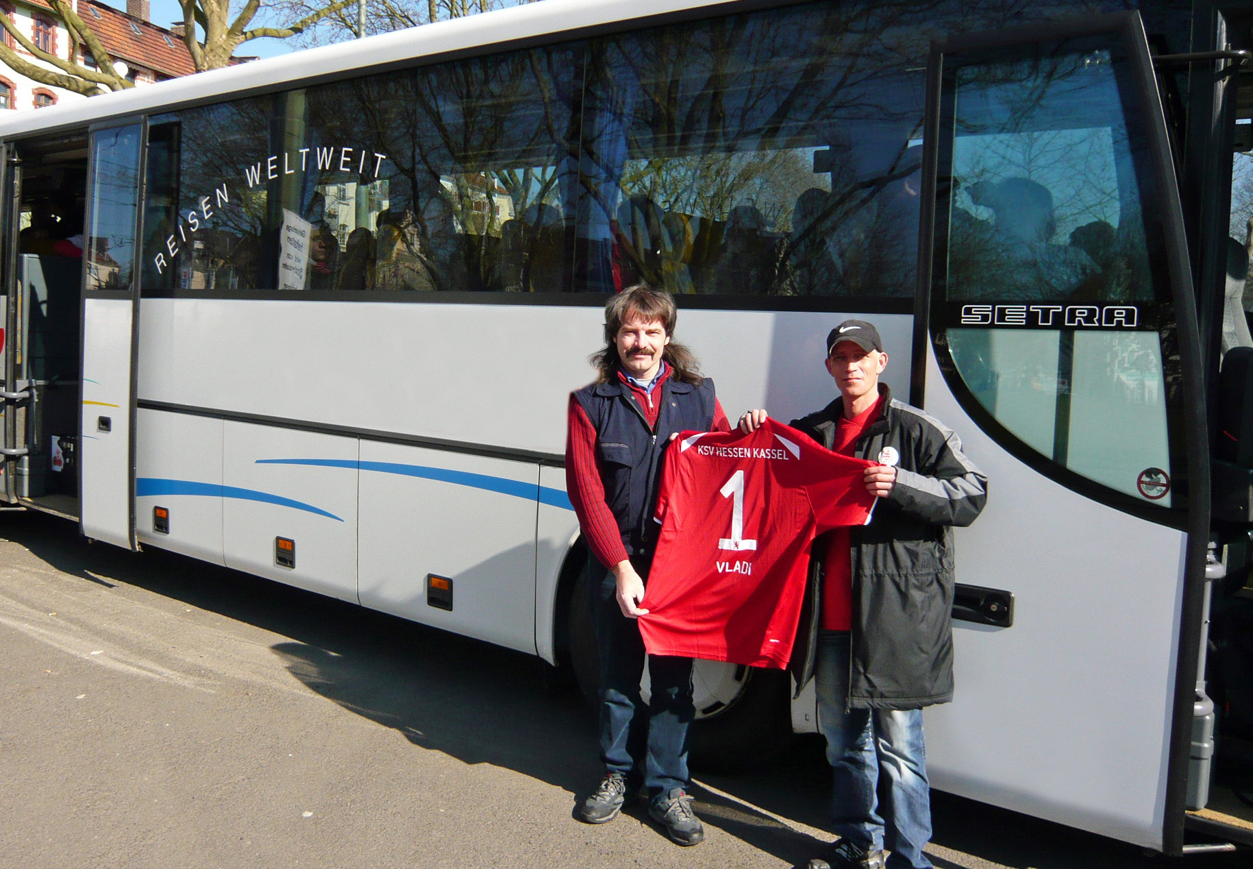 Löwen-Fanbus-Fahrer Vladi bekam für seine Verdienste ein KSV-Trikot vom KSV-Fanbeauftragten Lämmi überreicht