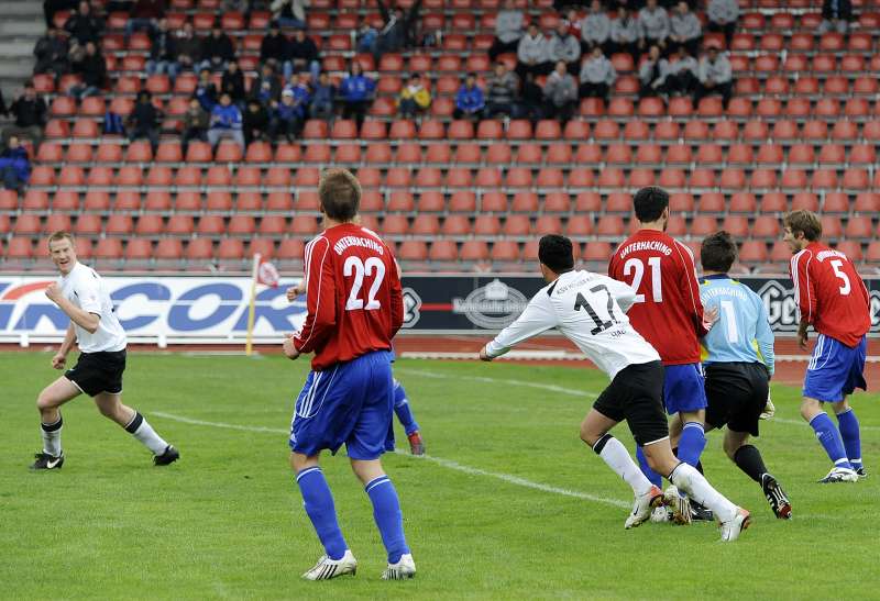 Thorsten Bauer, li., und Harez Habib (Nr. 17), der dem Top-Torjäger zu dessen 24. Saisontor und 1:0-Führung mustergültig auflegte und anschließend selbst mit einem Traumtor traf beim Jubel