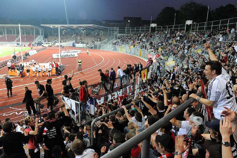KSV Hessen - 1. FC NĂĽrnberg II: Jubelnde Fans KSV Hessen - 1. FC NĂĽrnberg II: Jubelnde Fans