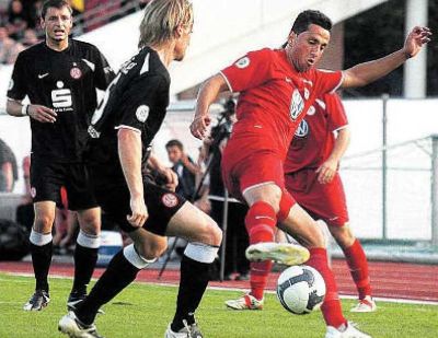 Konzentrierter Einsatz: Der Kasseler Mittelfeldspieler Harez Habib (rechts) erkämpft sich in dieser Szene den Ball von einem Essener.