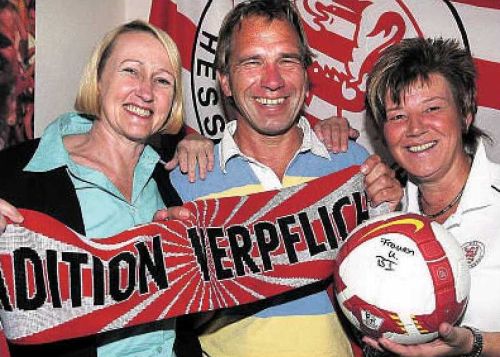 Da kommt Freude auf: Sportamtsleiterin Andrea Fröhlich, KSV-Präsident Jens Rose und Marion Sandrock, Frauen-Abteilungsleiterin (von links). 