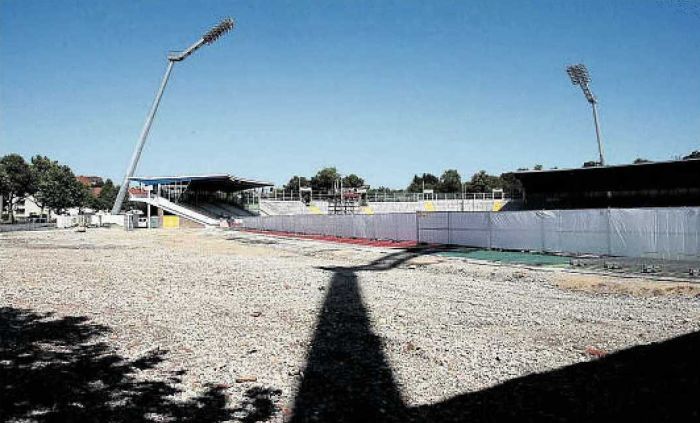 Schatten über dem Auestadion: Der Neubau der Haupttribüne, der 7,4 Millionen Euro kosten soll, verzögert sich. Noch klafft in der Arena eine riesige Lücke.
