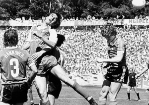 Juni 1985: Einen Kampf auf Augenhöhe lieferten sich vor 24 Jahren der KSV und Hannover 96. Das Spiel endete 2:2. Helmut Hampl setzt sich per Kopf gegen drei Hannoveraner durch. Juni 1985: Einen Kampf auf Augenhöhe lieferten sich vor 24 Jahren der KSV und Hannover 96. Das Spiel endete 2:2. Helmut Hampl setzt sich per Kopf gegen drei Hannoveraner durch.