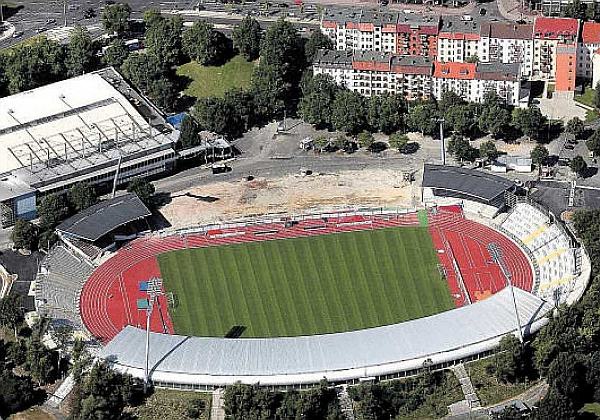 Schmuckstück mit großer Lücke: Die abgerissene Haupttribüne des Auestadions soll durch einen Neubau ersetzt werden. Ein juristischer Streit verzögert den Baubeginn voraussichtlich bis zum Frühjahr 2010.