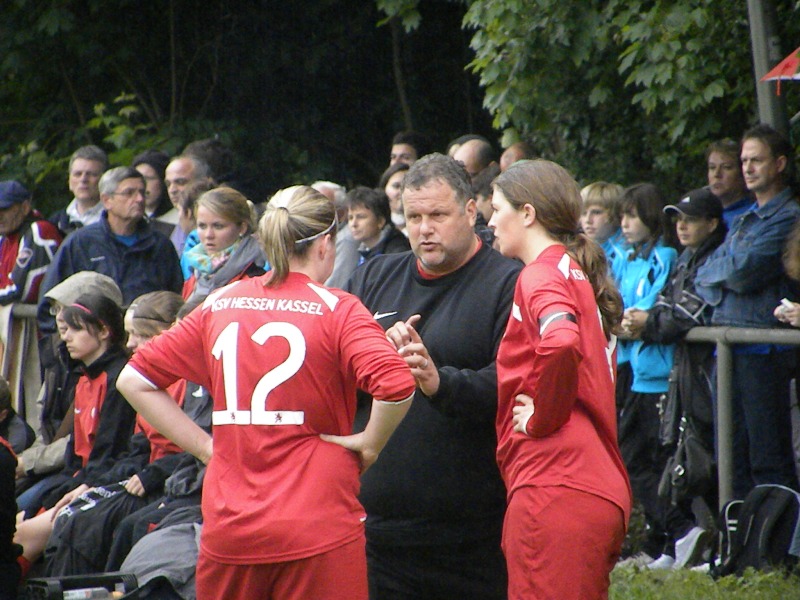 Trainer Zientek coach in einer Spielunterbrechnung. Sarah Davies und Janina Thür hören aufmerksam zu