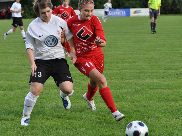 TSG Kammerbach - KSV Hessen Frauen: Natalie Mücke im Zweikampf