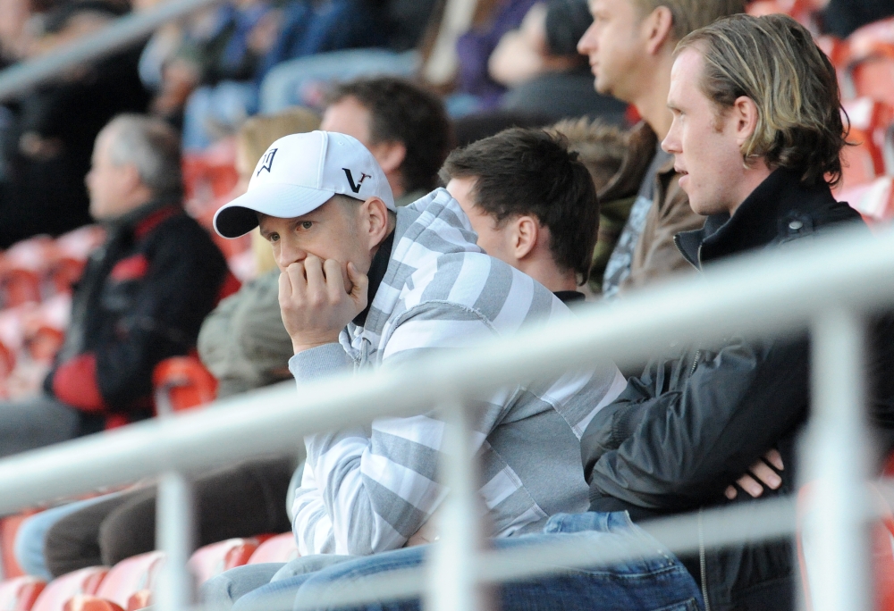 KSV Hessen - SG Sonnenhof Grossaspach: Thorsten Bauer auf der Tribüne