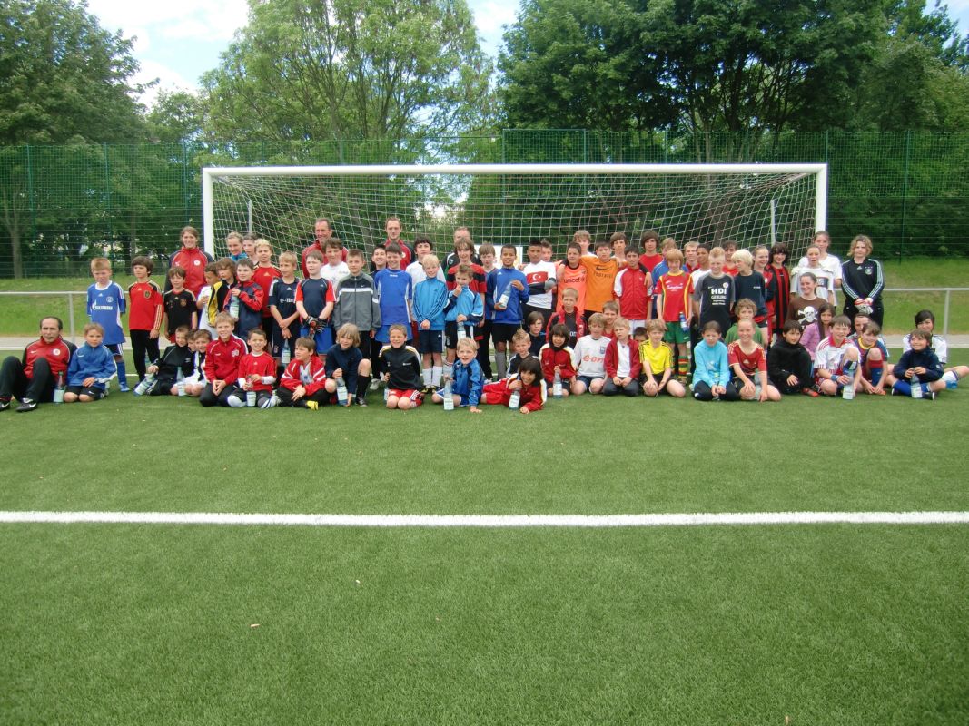 Die Teilnehmer und Teilnehmerinnen mit den Trainern und Trainerinnen des KSV zeigen sich gut gelaunt auf dem Gruppenfoto