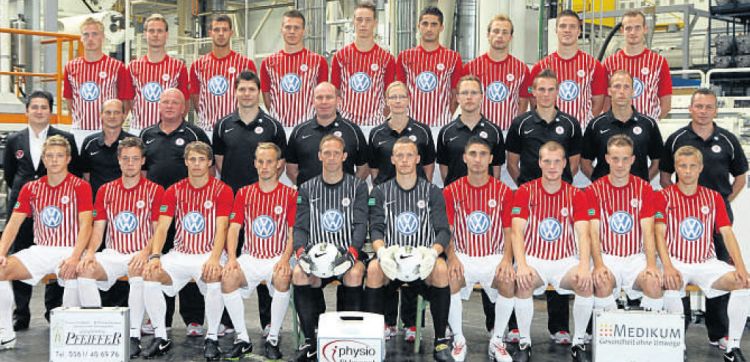 Das offizielle Mannschaftsfoto des KSV Hessen Kassel mit neuen Trikots – hintere Reihe von links: Sebastian Gundelach, Enrico Gaede, Jens Grembowietz, Patrick Wolf, Tim Knipping, Nazif Hajdarovic, Dennis Wehrendt, Tobias Damm, Dennis Joedecke. Mittlere Re