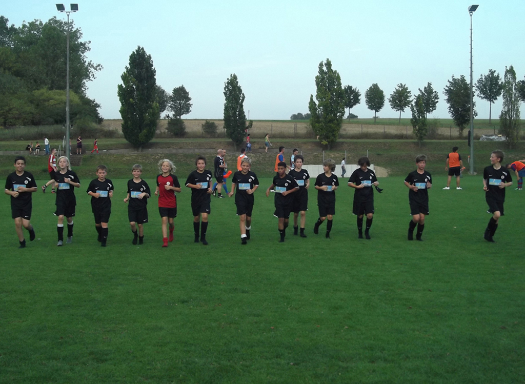 Die U13 des KSV ,lÀuft sich warm Die U13 des KSV ,lÀuft sich warm