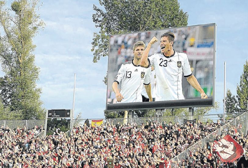 Hoffen auf Torjubel von Thomas Müller und Mario Gomez: Im Kasseler Auestadion werden die Spiele der deutschen Nationalmannschaft bei der EM in der Ukraine und Polen auf der Videowand gezeigt.