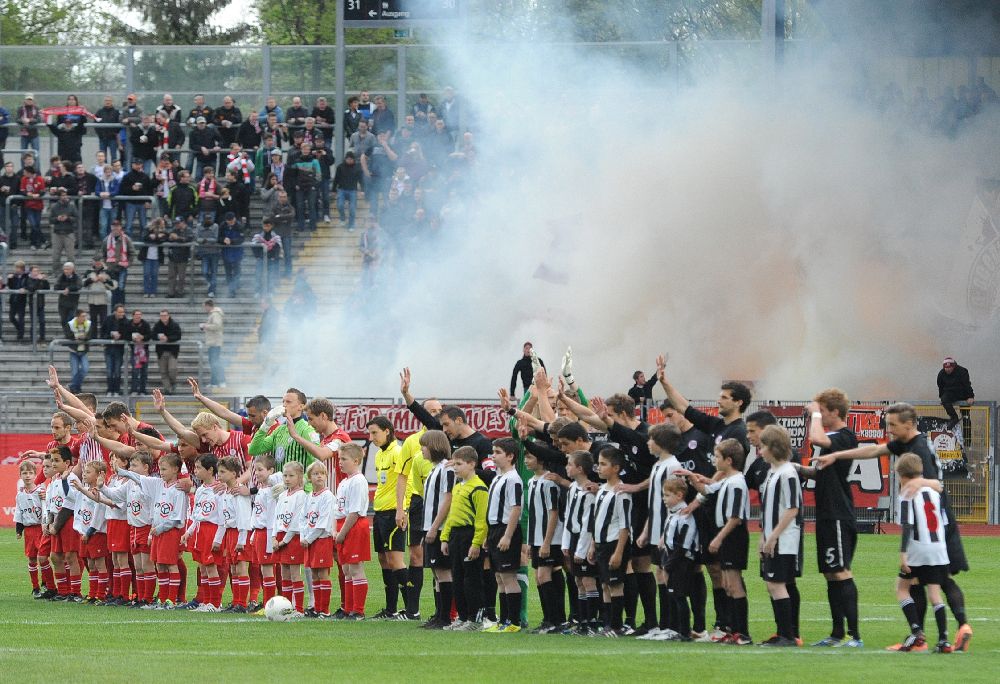 KSV, Kickers Offenbach: Einlauf und Begrüßung