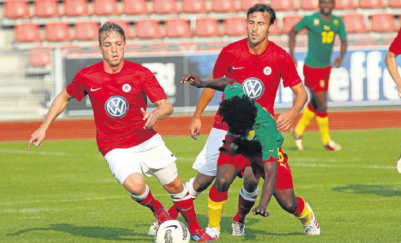 Zwei neue Löwen in Aktion: Gabriel Gallus (von links) und Tobias Becker nehmen dem Arthur Bessong Diamund (in Grün) den Ball ab.