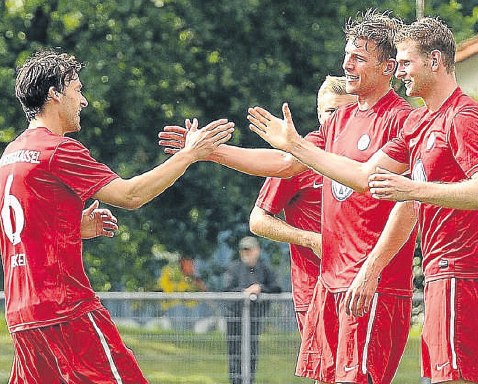 Grund zur Freude: Tobias Becker (von links) freut sich zusammen mit Viktor Riske (verdeckt), Sebastian Schmeer und Ingmar Merle. Grund zur Freude: Tobias Becker (von links) freut sich zusammen mit Viktor Riske (verdeckt), Sebastian Schmeer und Ingmar Merle.
