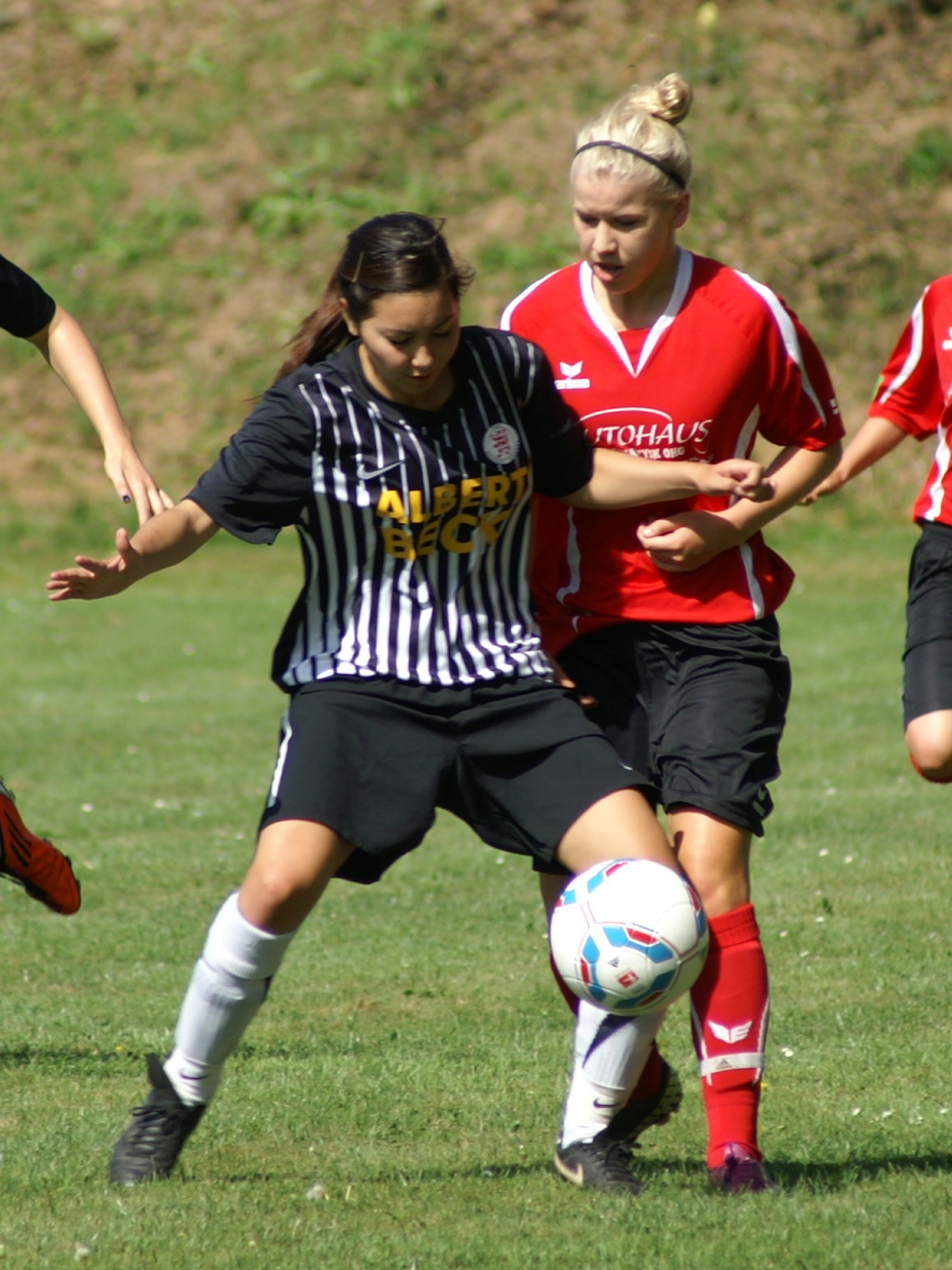 Lina Erfkamp (hier im Spiel gegen Großenenglis) bei der Ballbehauptung