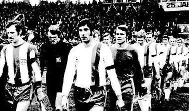 13. Dezember 1970, Pokalspiel des KSV gegen Bayern München: Links erkennt man Beckenbauer, Maier, Hansen (verdeckt) und Schwarzenbeck, bei den Löwen Habedank, Birkhölzer, Adler, Resenberg, Dittel, Gerstner, Kastl, Brück und Weiland.