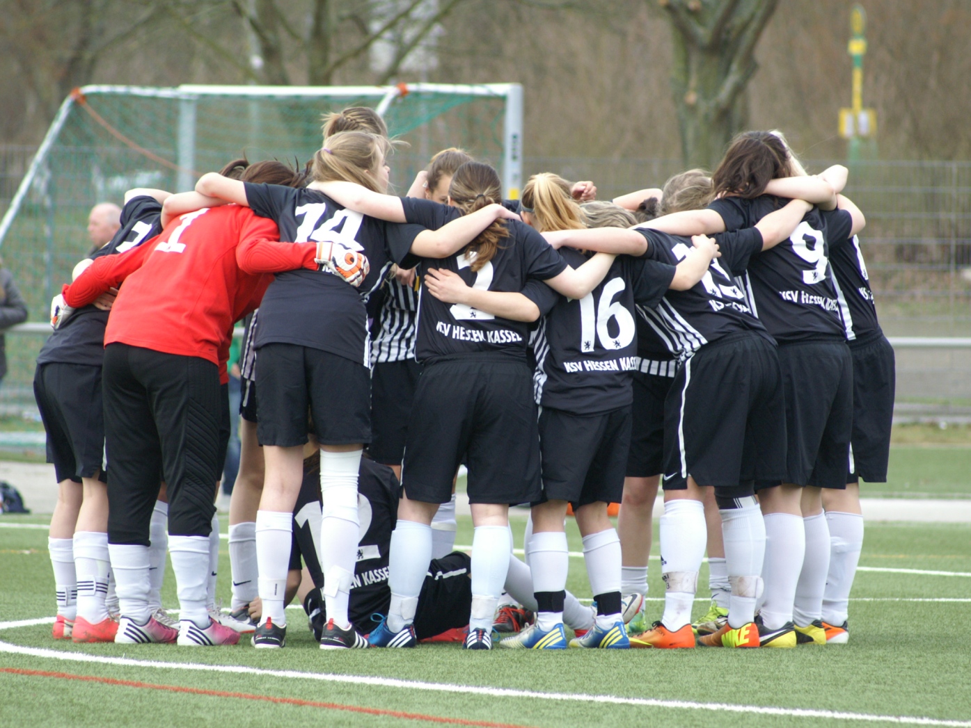 B-Juniorinnen: "Es ist geil, eine Löwin zu sein. Einmal Löwin - immer Löwin. K-S-V!" B-Juniorinnen: "Es ist geil, eine Löwin zu sein. Einmal Löwin - immer Löwin. K-S-V!"