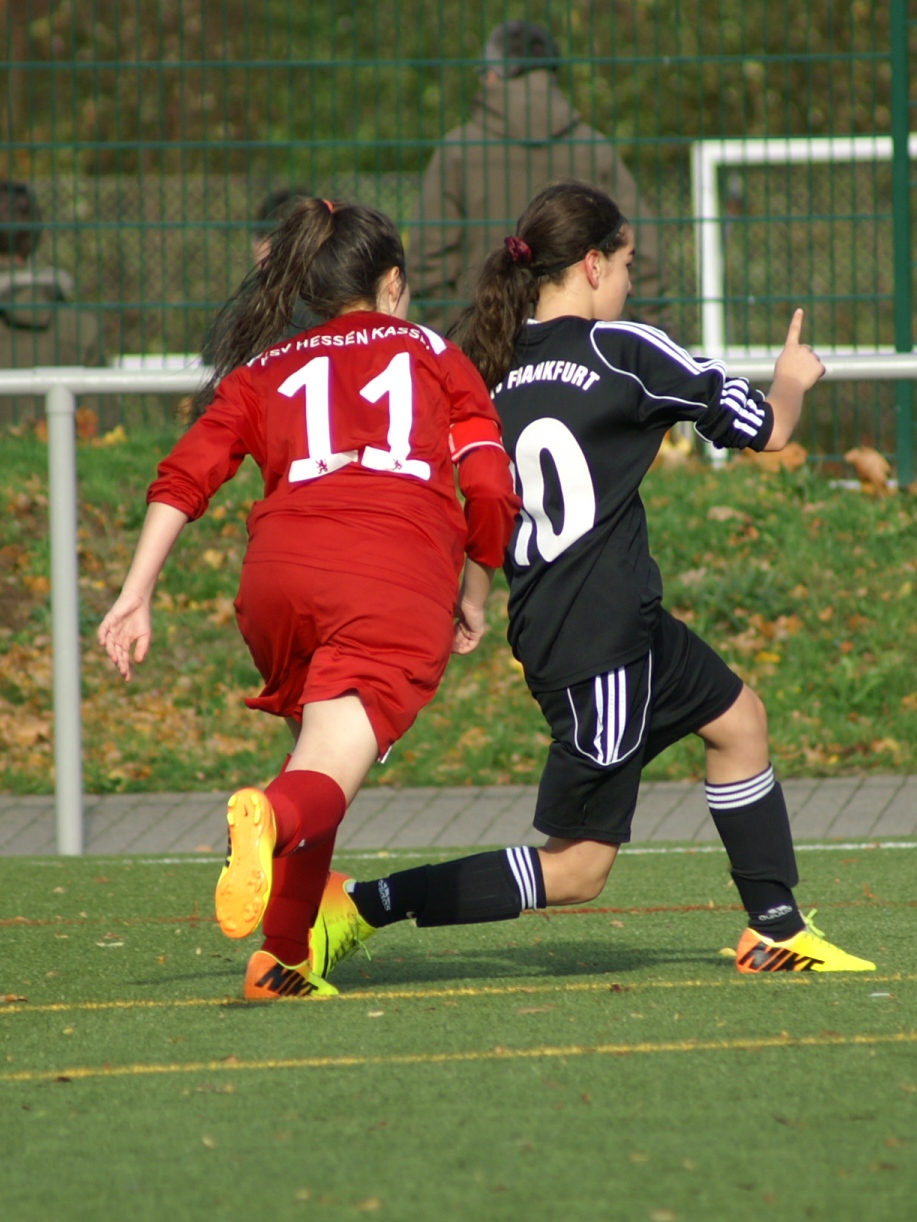 KSV C-MÀdchen - FFC: Gleich Schuhe, doch Kassel (hier Mendona Aloci), kam oft einen Schritt zu spÀt gegen Frankfurt KSV C-MÀdchen - FFC: Gleich Schuhe, doch Kassel (hier Mendona Aloci), kam oft einen Schritt zu spÀt gegen Frankfurt