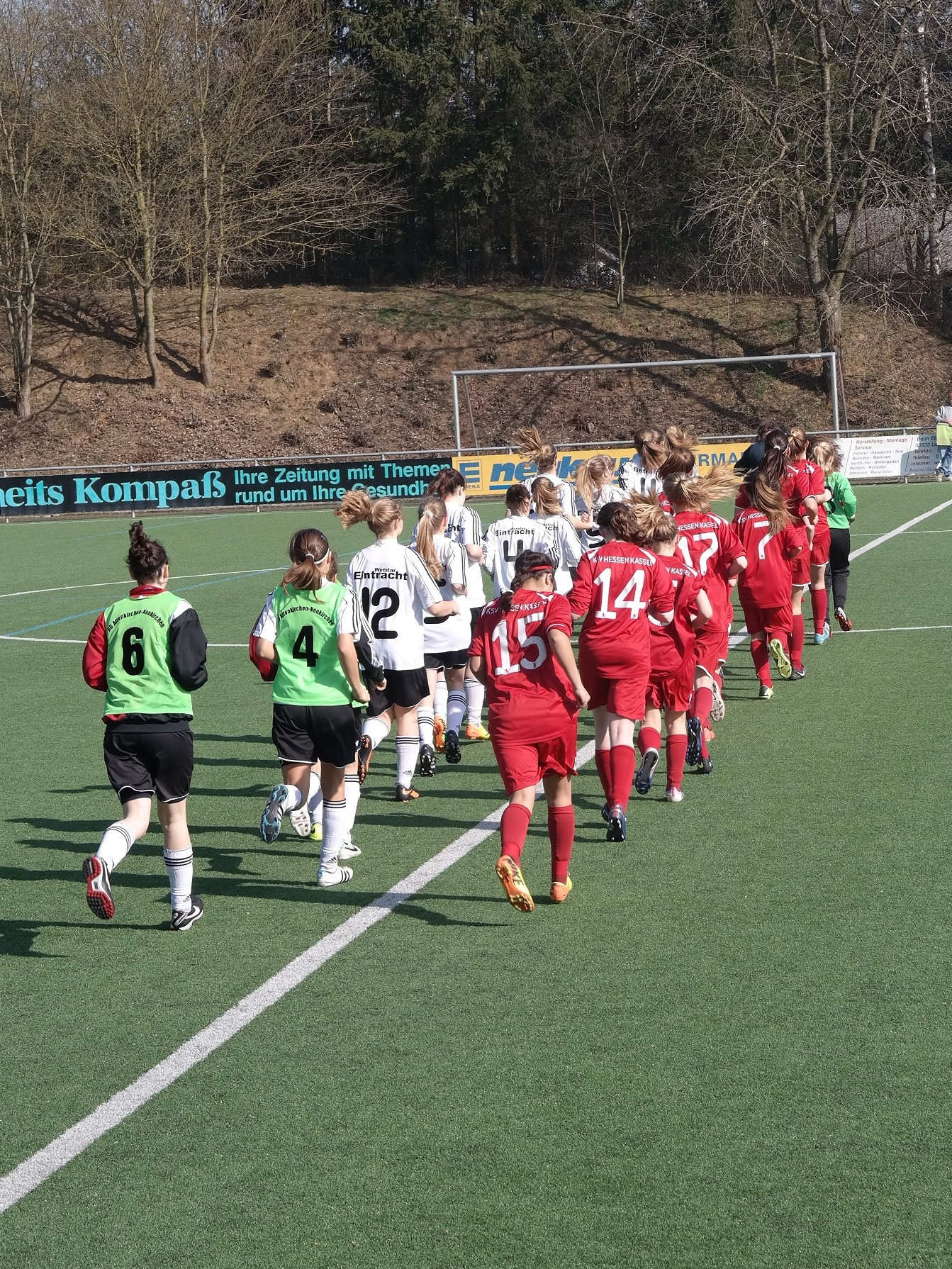 Eintracht Wetzlat - KSV Hessen Kassel: Einlauf der C-Mädchen beim Ausäwrtsspiel