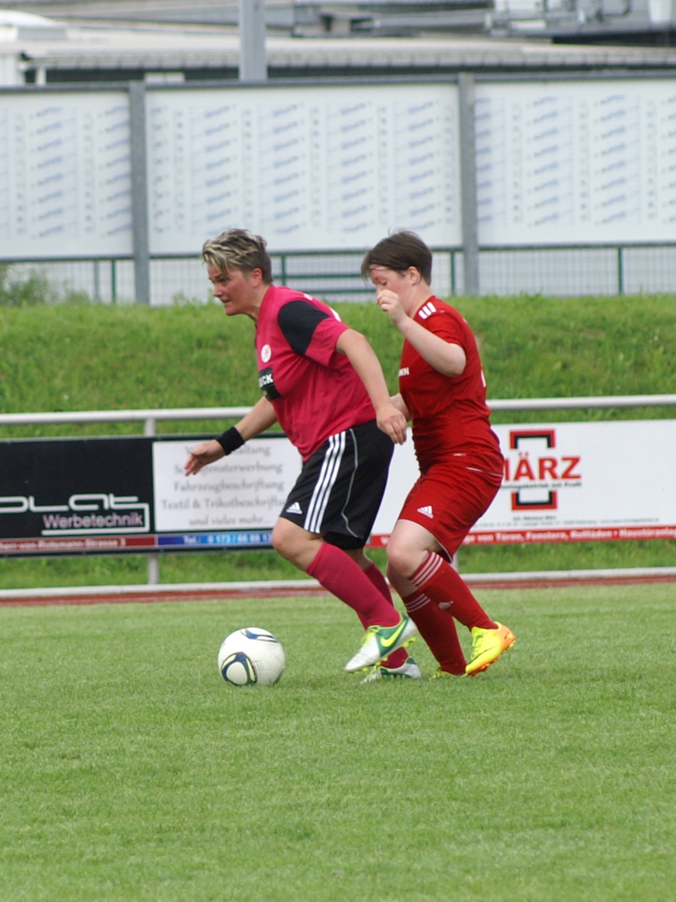 DFC Allendorf/Eder - KSV Hessen Frauen: Angela Künzl mit Gegnerin im Rücken