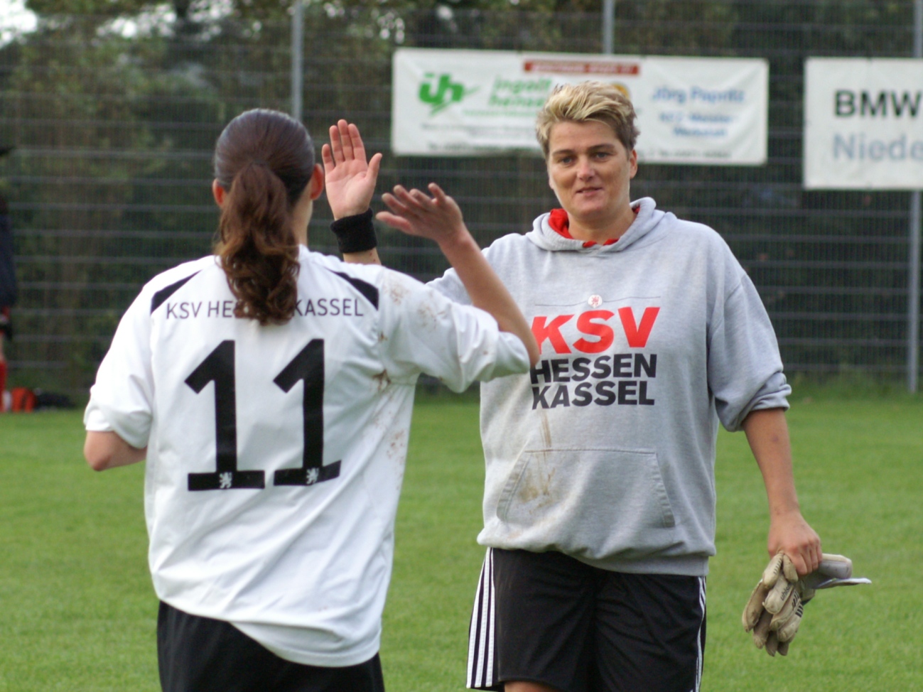 Regionalpokal: SG Hombressen/Udenhausen - KSV-Frauen: Angela Künzl (re.) klatscht nach dem Sieg mit Lisa Lattermann ab