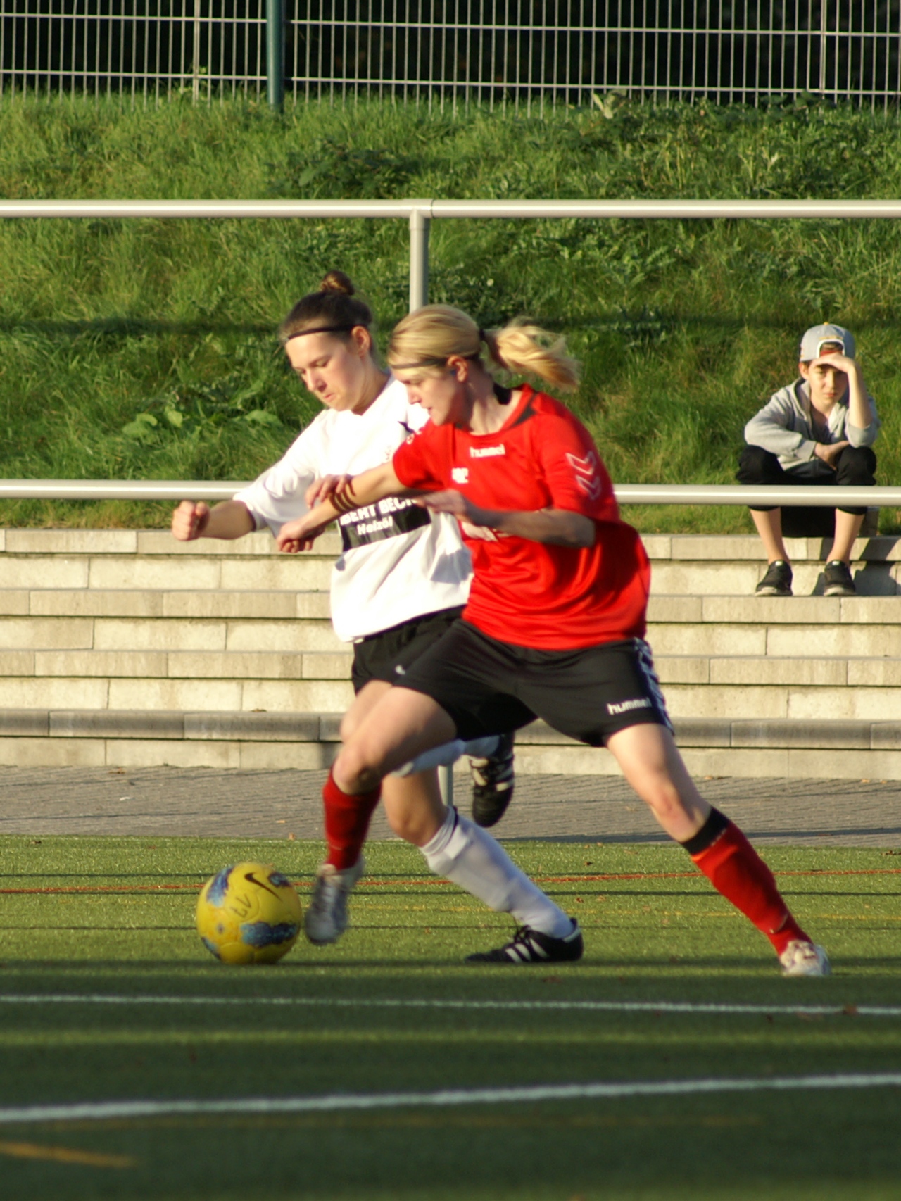 KSV Hessen Frauen - SV Kathus: Doppeltorschützin Laura Wickert (in weiß) im Zweikampf