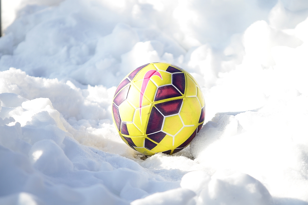 Ball im Schnee