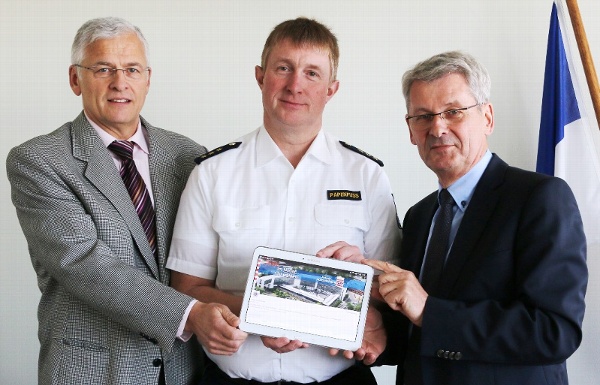 Polizeipräsident Eckhard Sauer (r.), Polizeivizepräsident Konrad Stelzenbach (l.) und Polizeidirektor Uwe Papenfuß gaben den Startschuss zum "Twittern"