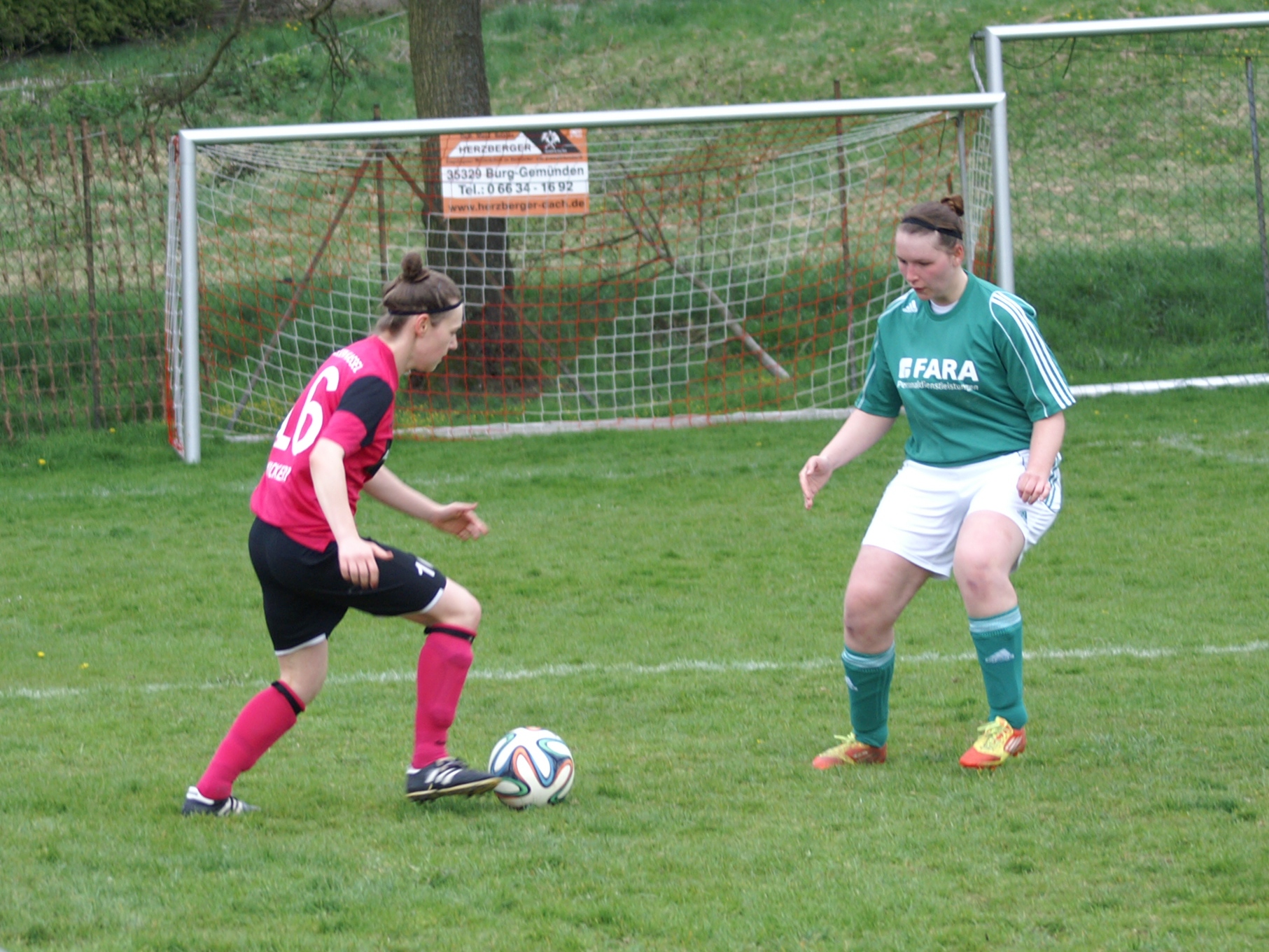 SV Ehringshausen - KSV Frauen: Doppeltorschützin Laura Wickert am Ball