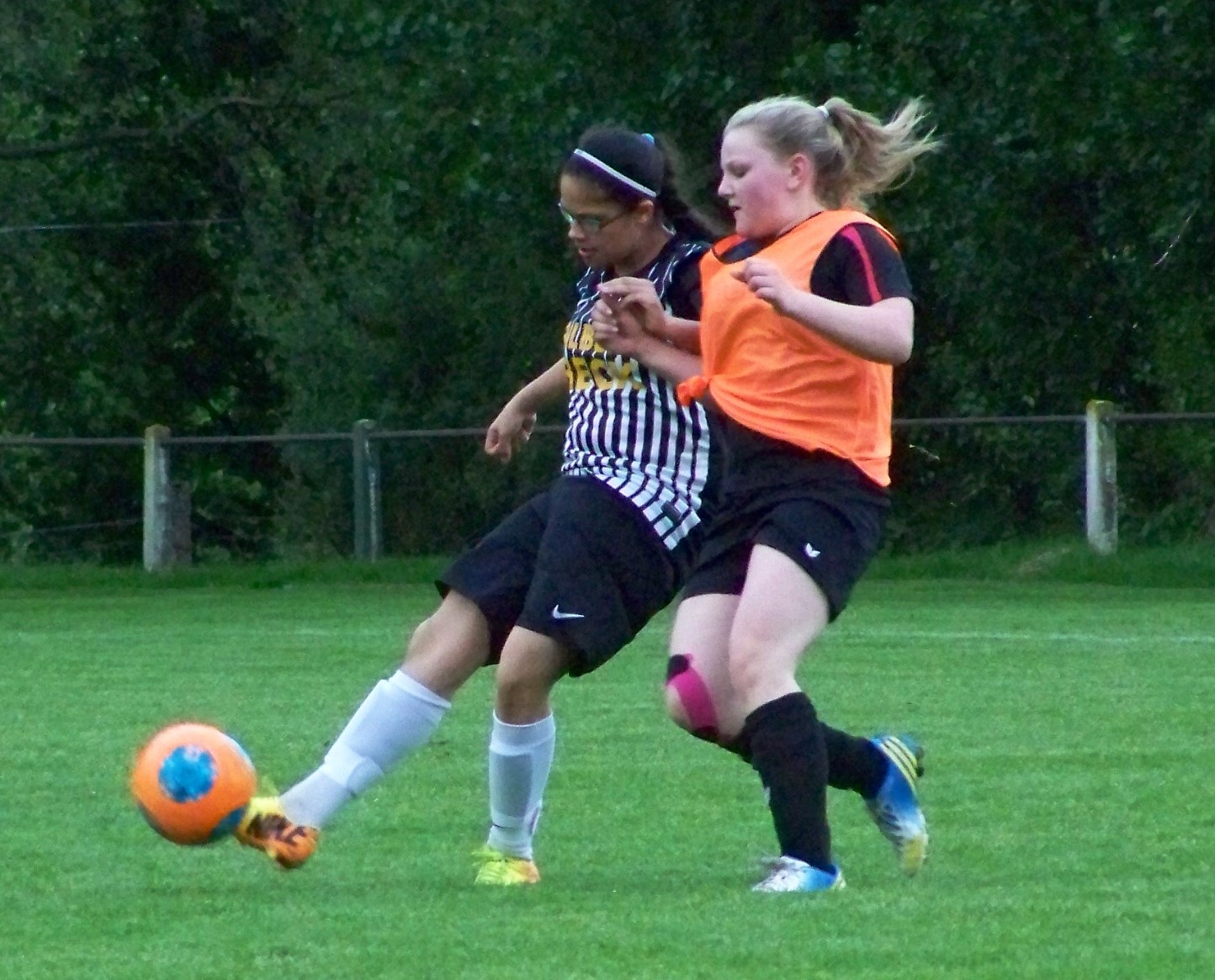 C-Mädchen Regionalpokalspiel gegen Obermelsungen: Sophie Mason am Ball
