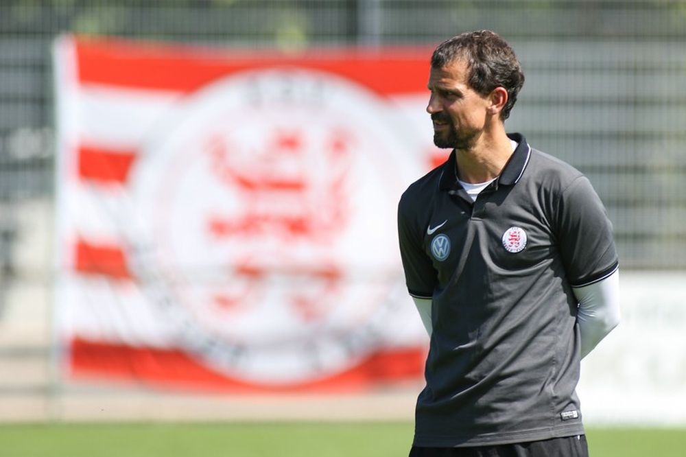 30.08.2015, Fussball, Regionalliga Südwest, SV Spielberg - KSV Hessen Kassel, Endstand 0:1, im Bild v.l.n.r.:Matthias Mink (Trainer KSV Hessen Kassel) Foto: Hedler