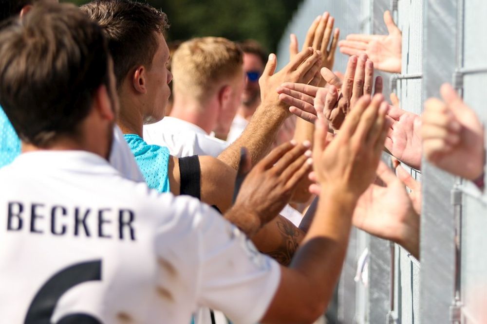 30.08.2015, Fussball, Regionalliga Südwest, SV Spielberg - KSV Hessen Kassel, Endstand 0:1, im Bild v.l.n.r.:Mannschaft und Fans klatschen nach dem Spiel abFoto: Hedler